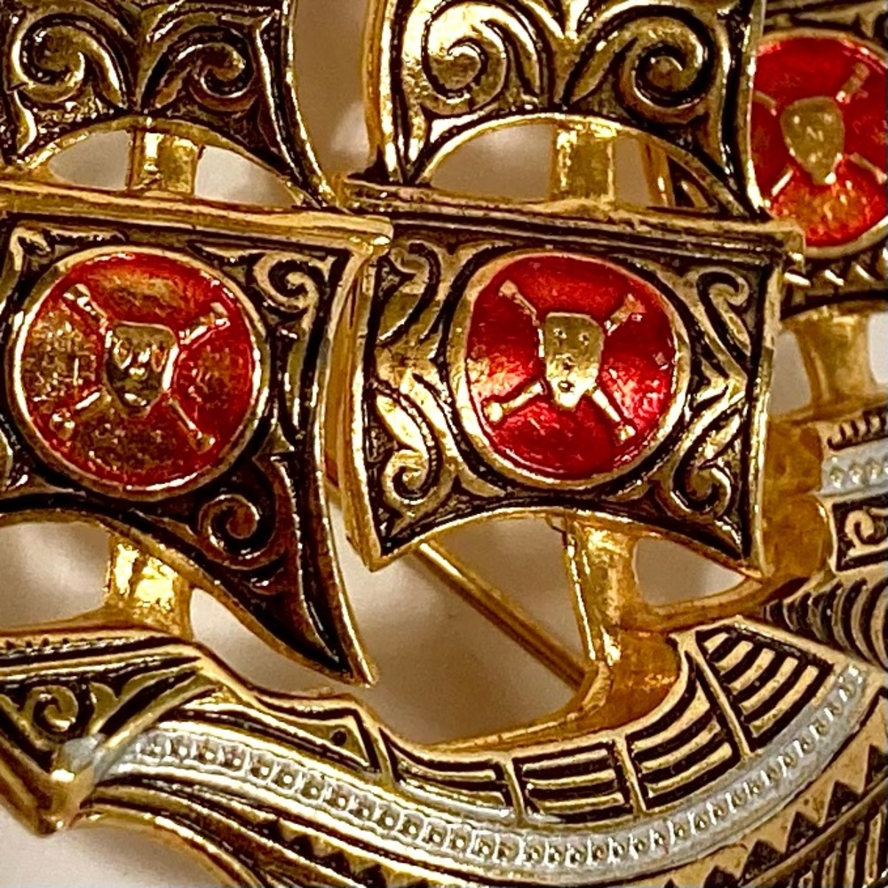 Rare Skull & Cross Bones vintage Spanish galleon Damascene Brooch